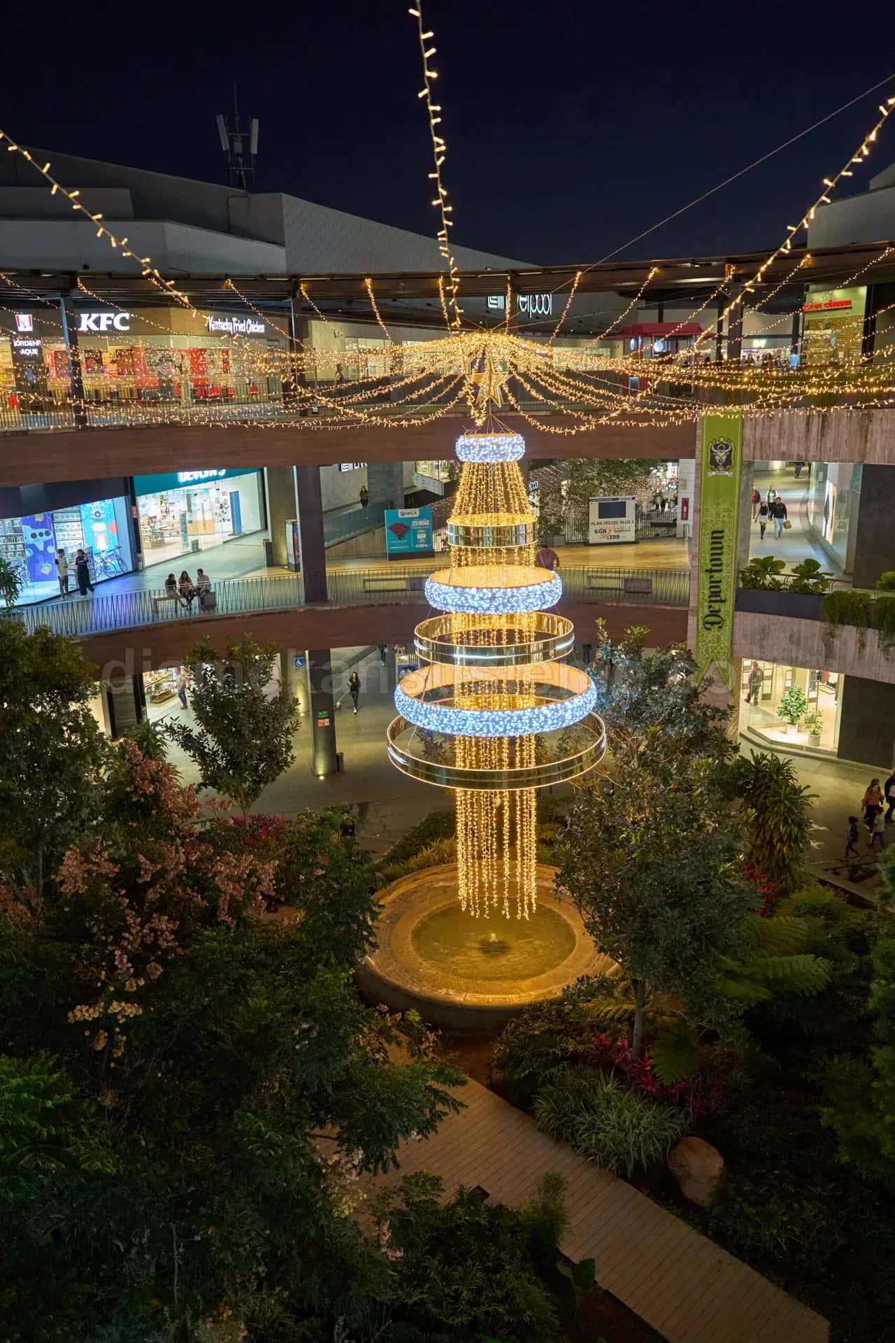 Atrium iç kurulum 02:45: 26 m makaslı platform üzerinde geometrik figür asımı