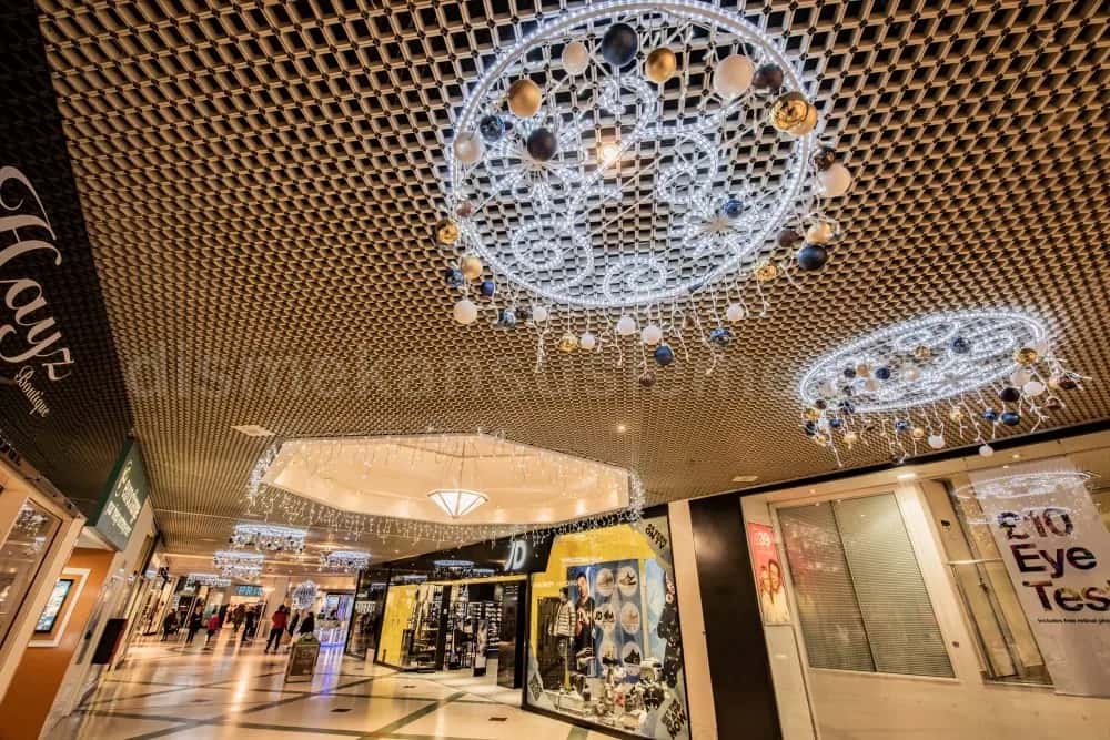 AVM meydanı dev yılbaşı ağacı ve LED figür yerleşimi gece çekimi #28