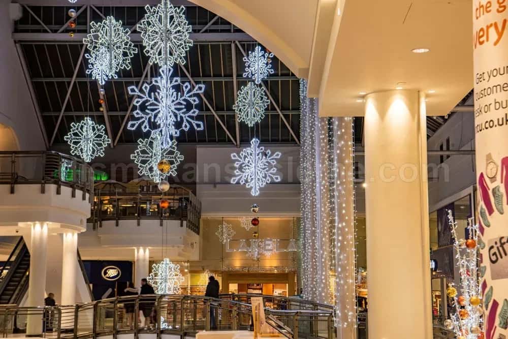 AVM meydanı dev yılbaşı ağacı ve LED figür yerleşimi gece çekimi #38