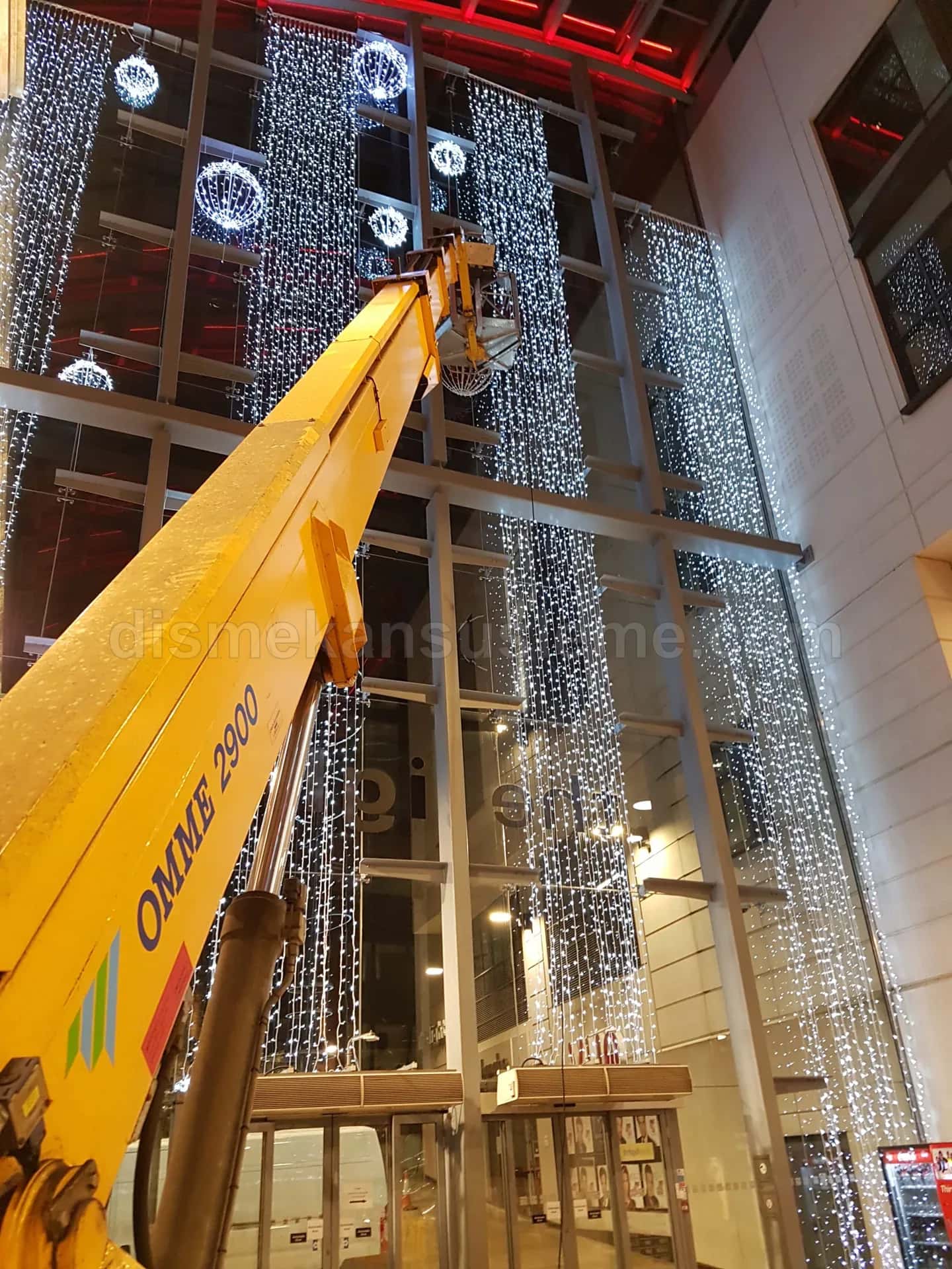 Bahçe ağaç gövdesi LED ışık sarımı ve park yılbaşı ışıklandırma #01