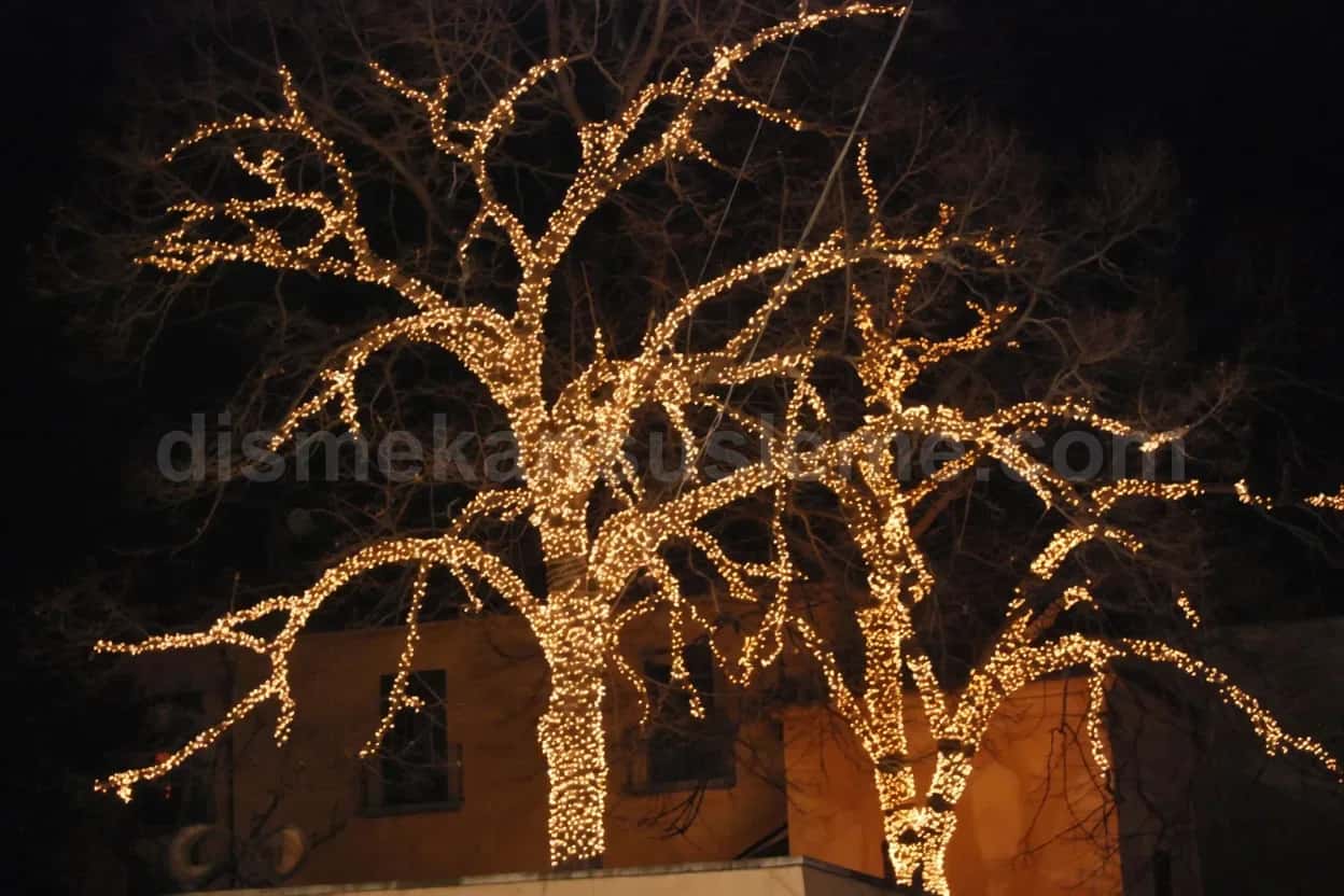 Cephe - gece, kornişten zemine perde