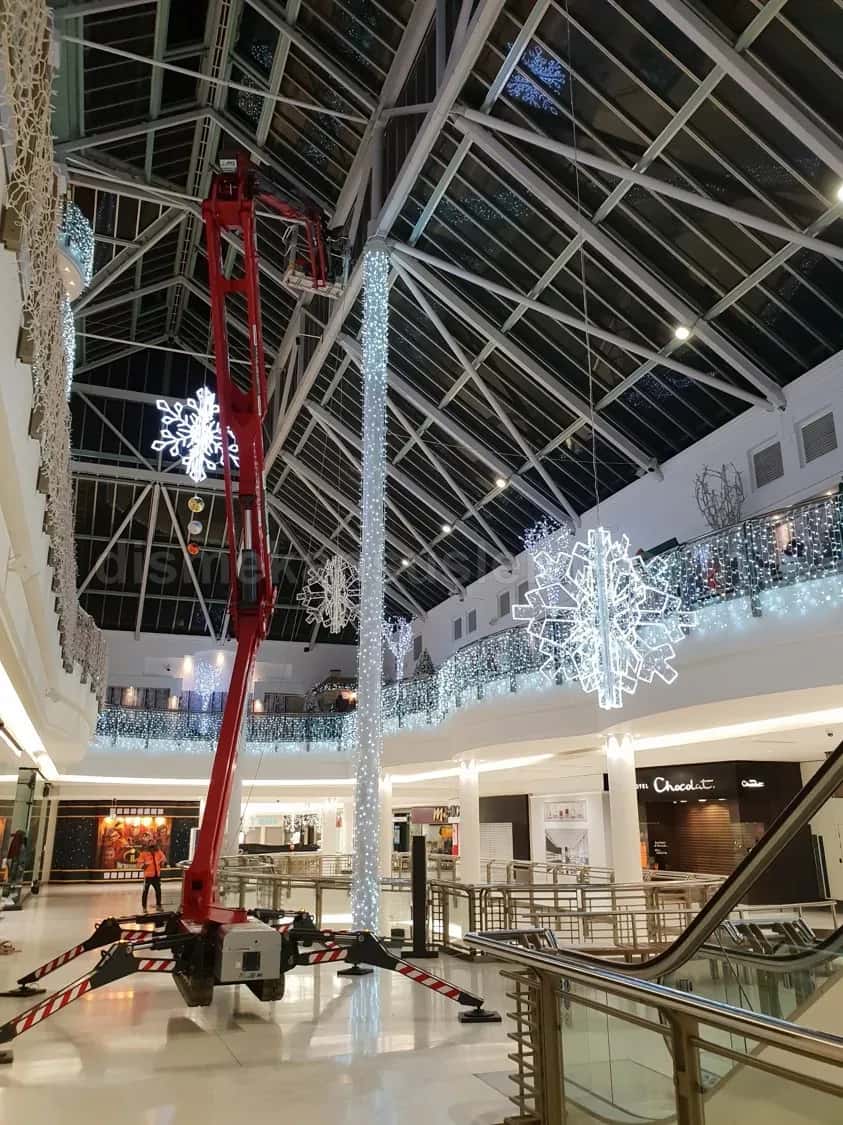 AVM atriumunda örümcek platformla tavana kar tanesi motifi montajı