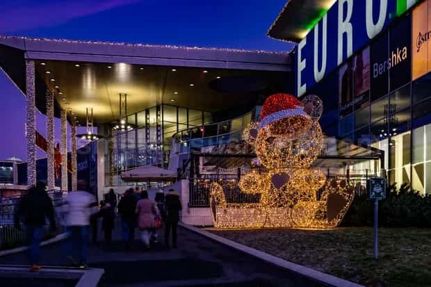 Tek katlı müstakil ev gece görüntüsü: çatı kenarı LED + giriş kapısı kemer + bahçede 2 ağaç sarımı