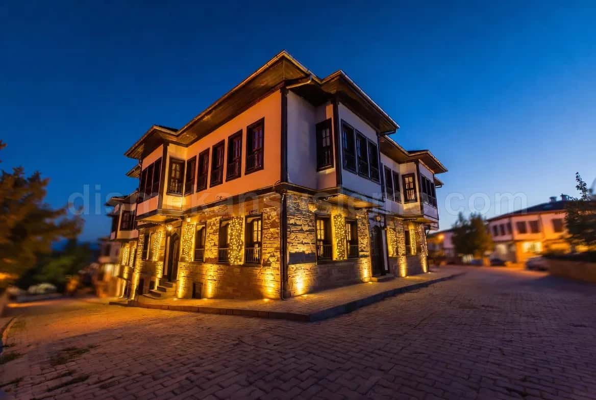 3 eczane konum tipi yan yana: köşe başı / cadde üzeri / sağlık ocağı yanı vitrin