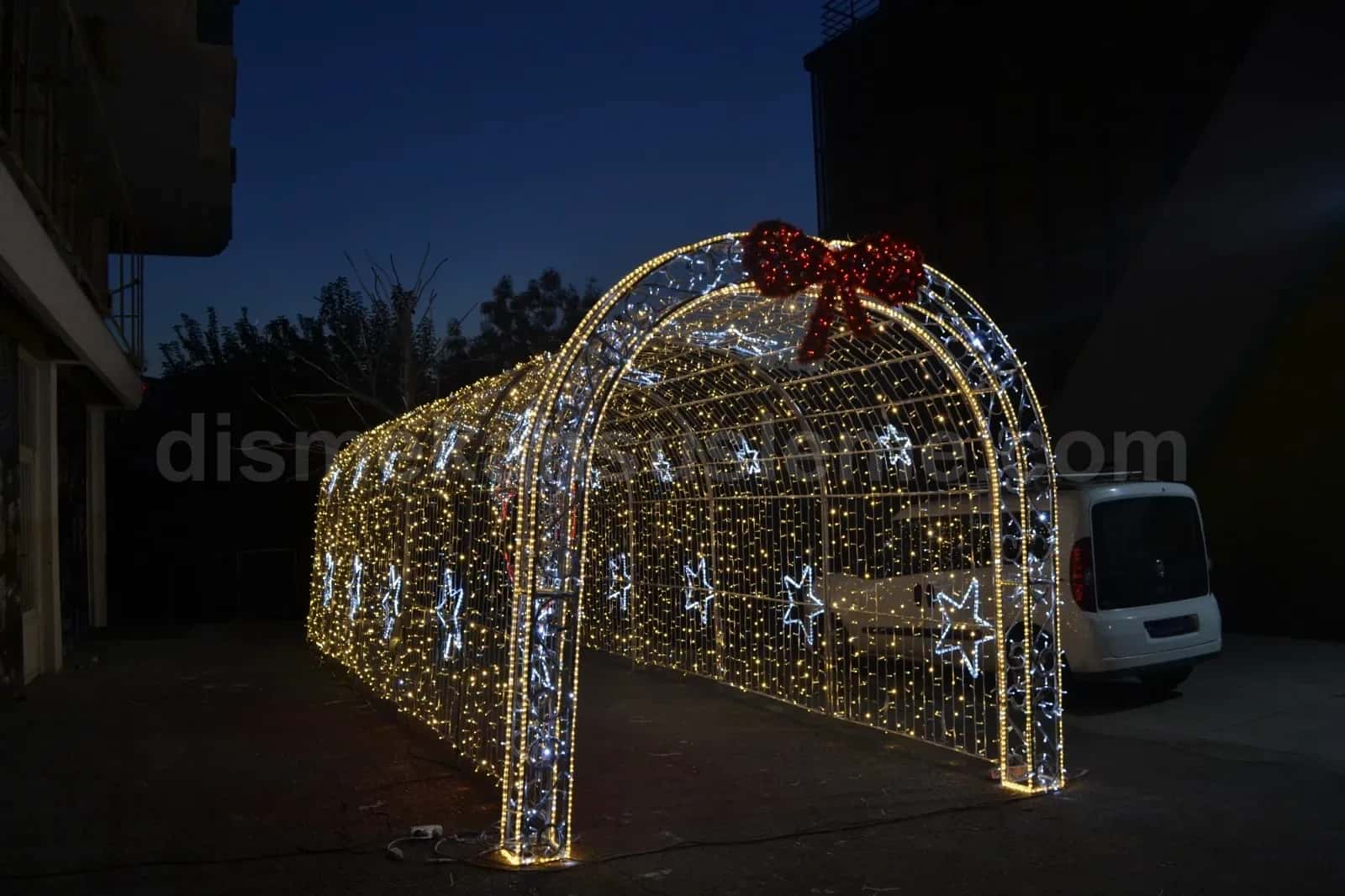 12 katlı plaza cephesi: vinçli ekip cephe yarısında, dikey LED hattı ve geometrik motif yerleşimi