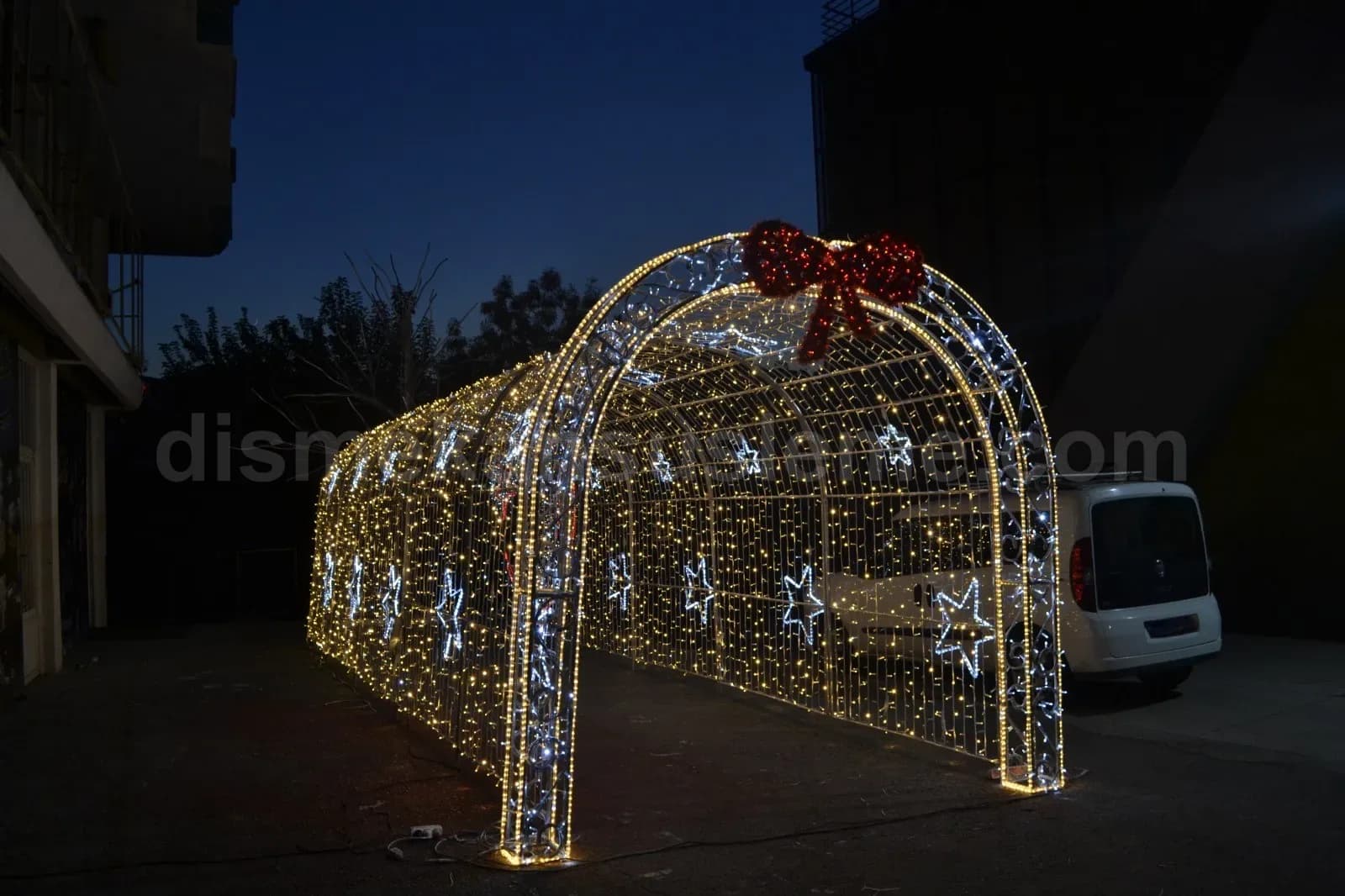 12 katlı plaza cephesi: vinçli ekip cephe yarısında, dikey LED hattı ve geometrik motif yerleşimi