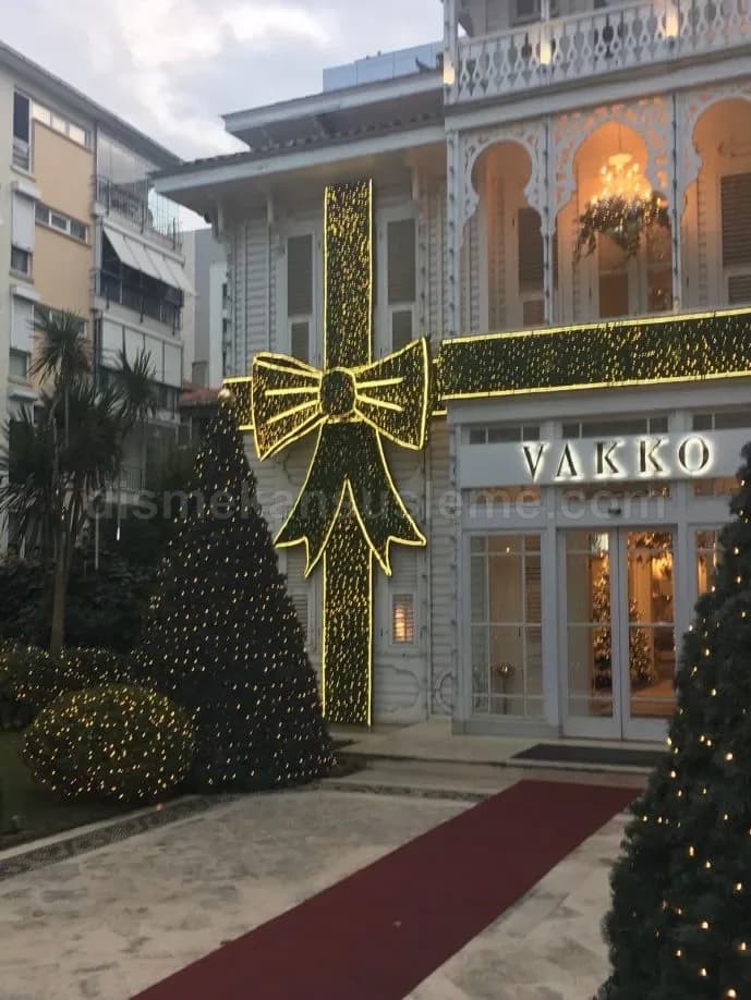 PLACEHOLDER - AVM giriş aksında LED perde ve logo figürü