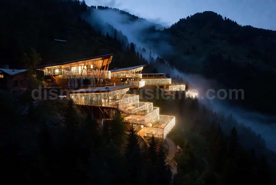 Otel girişi - gece, sıcak ışık