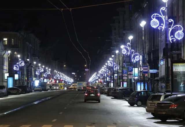 Nevsky Prospekt tarzı bulvarda direklere sıra sıra monte edilmiş küre ve sarmal LED motifler, gece