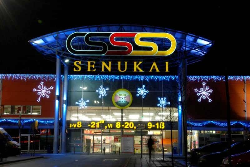 SENUKAI mağaza cephesinde altı adet beyaz LED yıldız kar tanesi, giriş üstünde sıralı