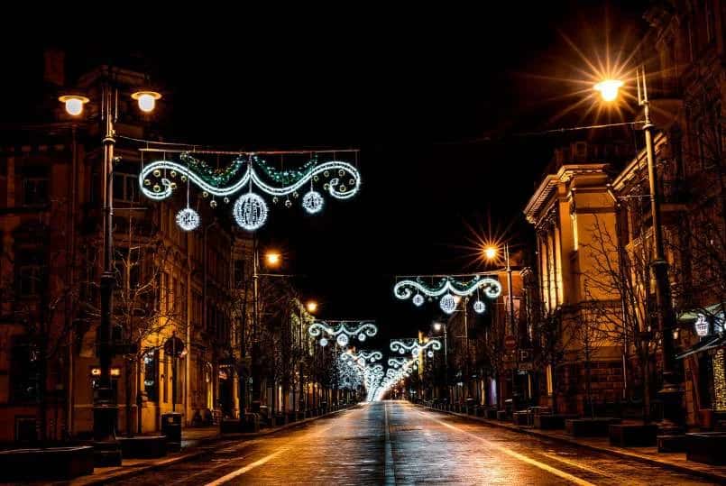 Gece caddesinde direkten direğe gerilmiş beyaz kanca sarkıtlar, art arda tekrarlı