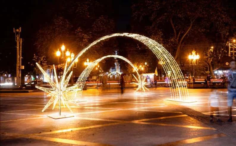 Gece içinden yürünen soğuk beyaz LED ışık tüneli, ardışık kemerler