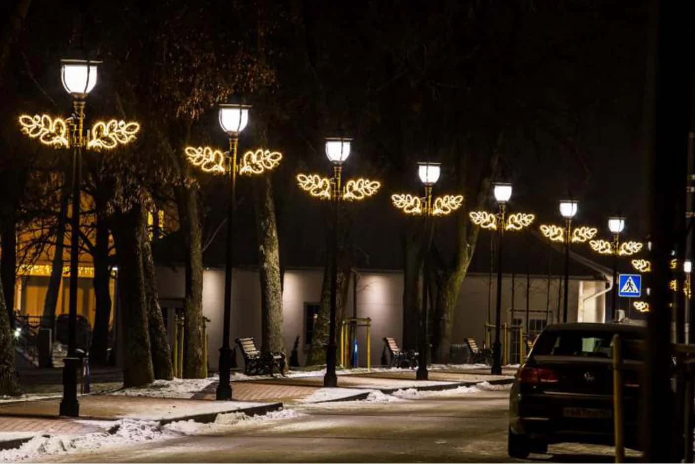 Cadde boyunca direk lambalarının altına takılı altın yaprak dalı süsleri, gece