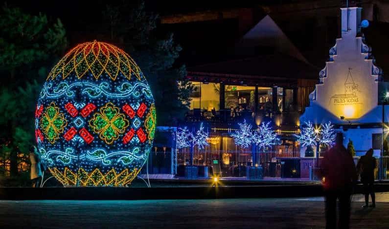 Meydanda dev renkli desenli Paskalya yumurtası heykeli, gece, arkada tarihi bina