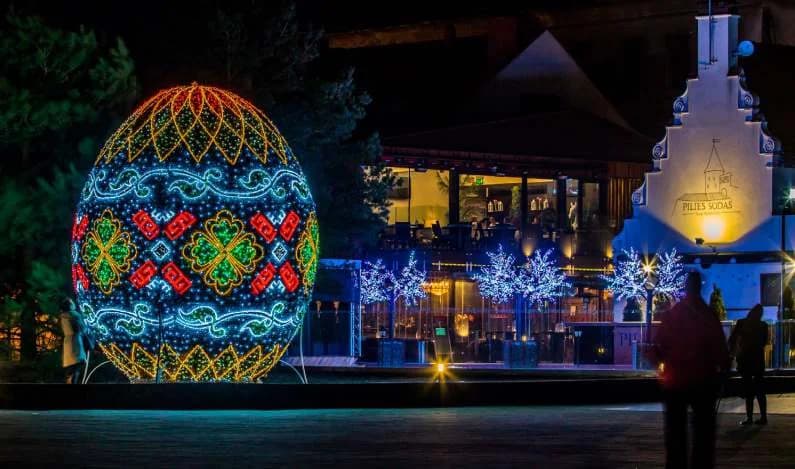 Meydanda dev renkli desenli Paskalya yumurtası heykeli, gece, arkada tarihi bina