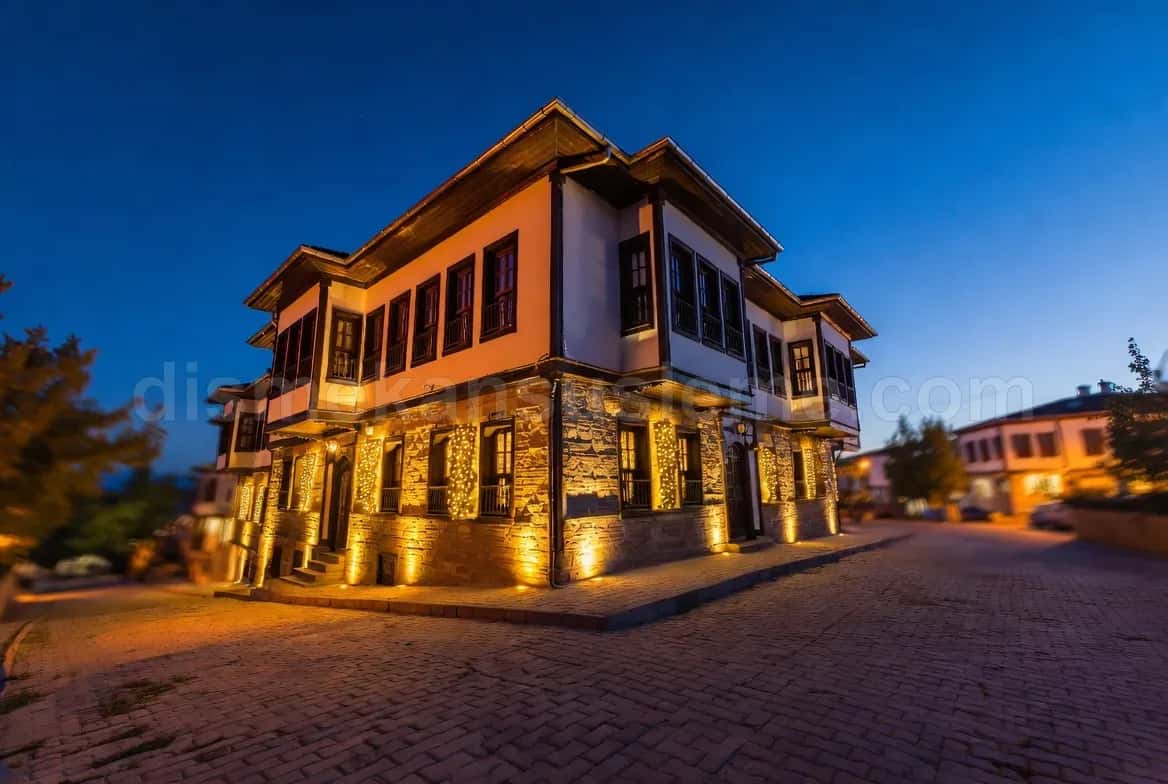 Villa bahçesi - gece, ağaçlar arası ışık