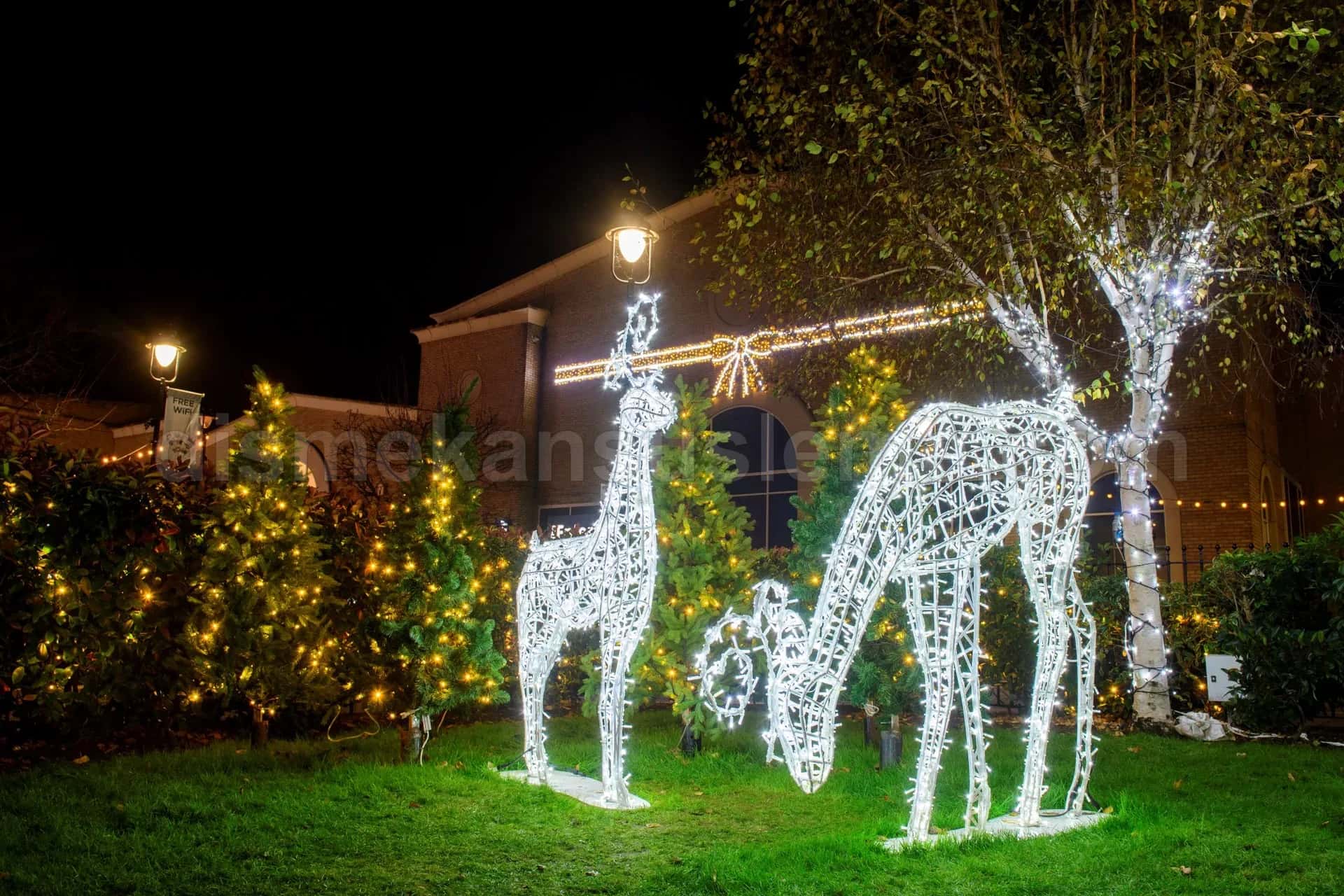 3D LED geyik ve kızak figürü dış mekan yılbaşı yerleşimi #06